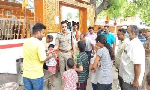 चौथे बड़े मंगल पर पुलिस अधीक्षक उन्नाव ने किया शरबत वितरण