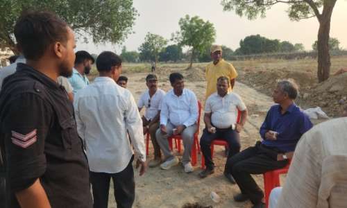 शव अंत्येष्टि स्थल के हो रहे निर्माण के निरीक्षण में पहुंचे जिला विकास अधिकारी व खंड विकास अधिकारी- निर्माण सही पाया
