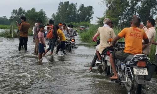 उन्नाव : हसनगंज में सई नदी का जलस्तर बढ़ने से संपर्क मार्ग क्षतिग्रस्त, बैरिकेडिंग लगाकर बंद किया गया रास्ता