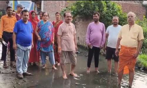 आजाद नगर कालोनी की सड़कों पर बिना बरसात भरा गंदा पानी लोगो को निकलना मुश्किल-संचारी रोगों के फैलने का खतरा