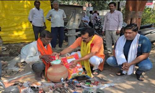 विमल द्विवेदी ने मोचियों व जरूररतमंदो को अंगवस्त्र के साथ आवश्यक सामग्री की भेंट